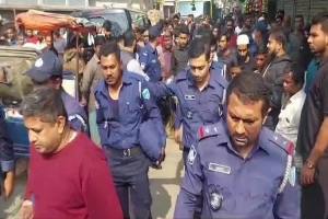 পরিস্থিতি থমথমে: পুলিশকে পেটালেন সিএনজি চালকরা, আহত ৪