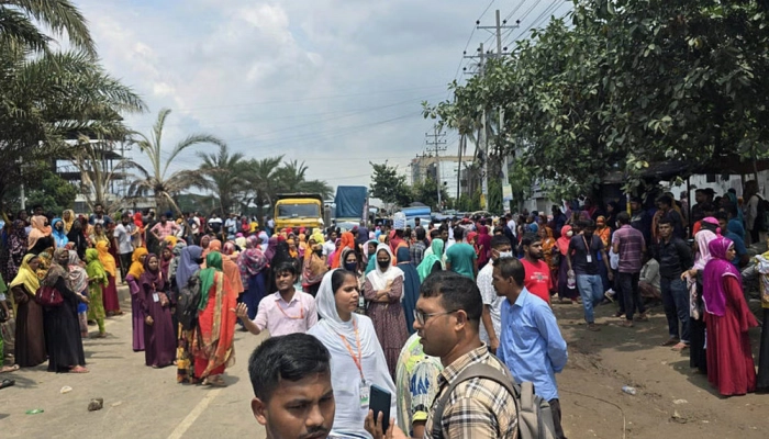 গাজীপুরে ১০ পোশাক কারখানায় অনির্দিষ্টকালের ছুটি ঘোষণা